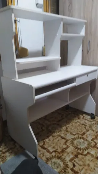 Escritorio blanco con estanterías