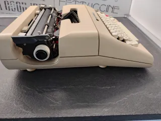 Macchina da scrivere Olivetti Lettera 35