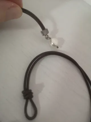 Collar con cuentas moradas y perla