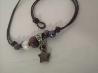 Collar con cuentas moradas y perla