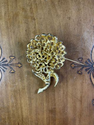Spilla floreale dorata con cristalli