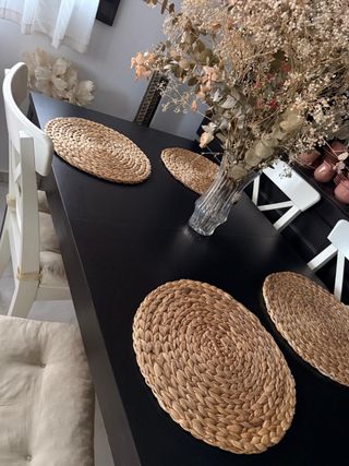 Mesa comedor negra y 4 sillas blancas