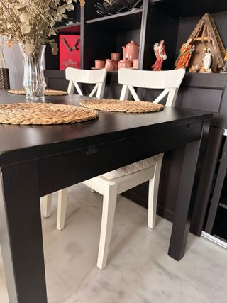 Mesa comedor negra y 4 sillas blancas