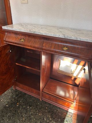 Aparador de madera con mármol