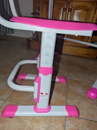 Escritorio y silla infantil rosa