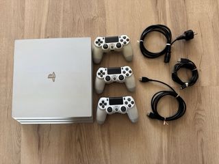 PS4 Pro Blanca 1TB + 3 Mandos + Cables