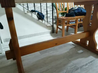 Mesa de comedor de madera