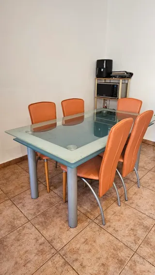 Mesa de comedor de cristal y metal