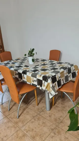 Mesa de comedor de cristal y metal