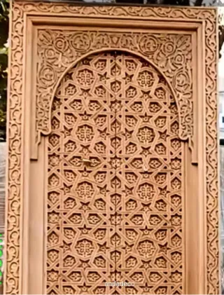 Puerta de madera de cedro grabada