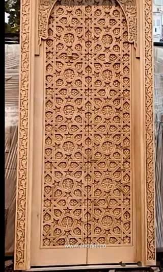 Puerta de madera de cedro grabada