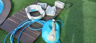 Robot Limpiafondos Piscina Azul y Blanco