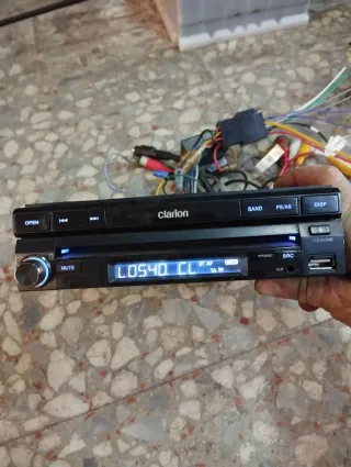Radio Clarion, pantalla extraíble y se recoge