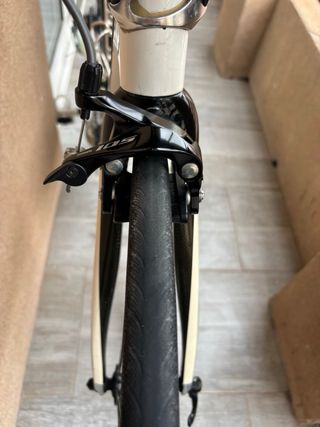 Bicicleta de carretera Orbea blanca