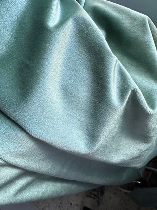 Cortinas y funda cojín terciopelo verde agua