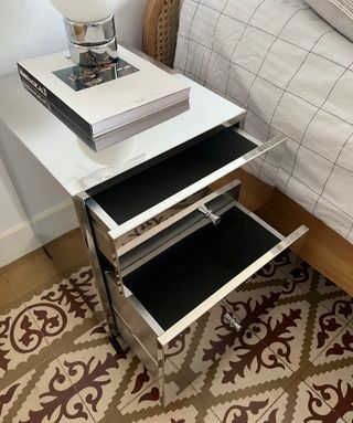 Mueble auxiliar / mesa de noche de inox