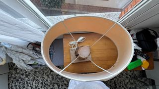 Lámpara de mesa rústica madera y tela