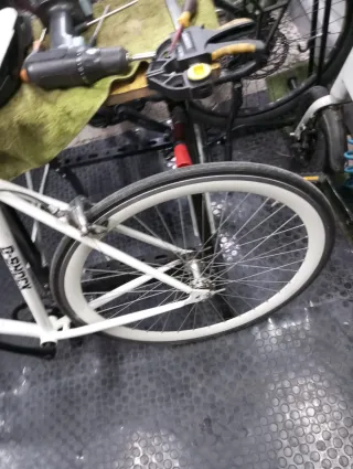 Bicicleta de carretera blanca