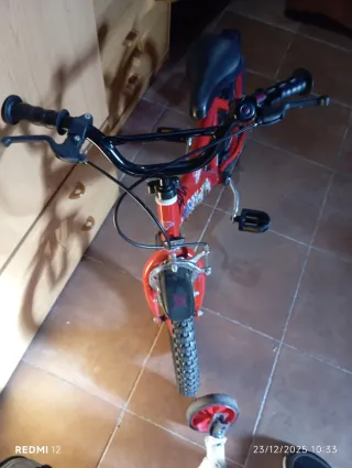 Bicicleta infantil roja