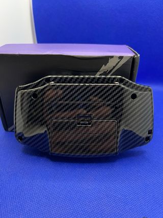 Cover di ricambio per Game Boy Advance con design in fibra di carbonio
