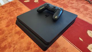 PS4 Slim Negra + Mando