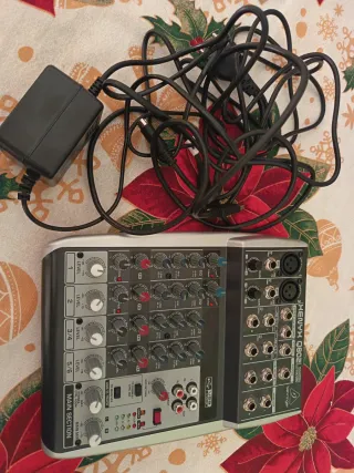 Mesa de Mezcla Behringer Xenyx Q802USB