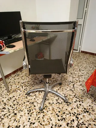 Silla de oficina ergonómica negra y plateada