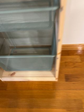 Estantería de madera con cestas de las buenas!