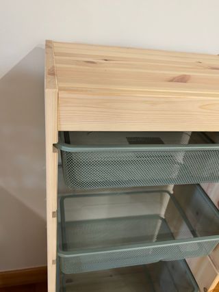 Estantería de madera con cestas de las buenas!