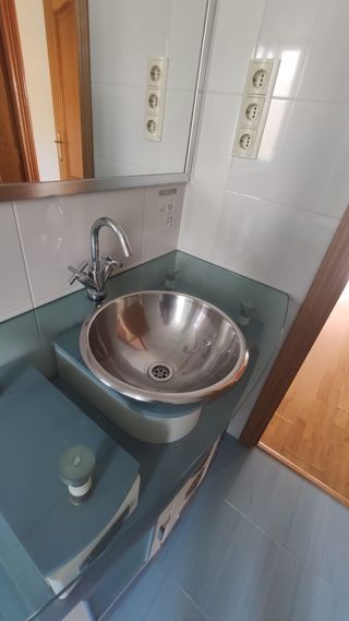 Mueble de baño con lavabo y grifo