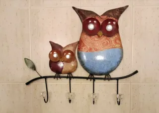 Percha decorativa de metal con búhos