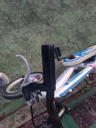 Bicicleta infantil blanca y azul