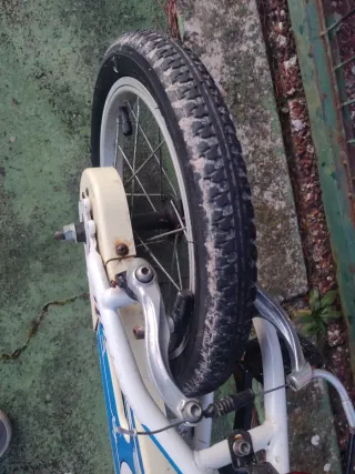 Bicicleta infantil blanca y azul