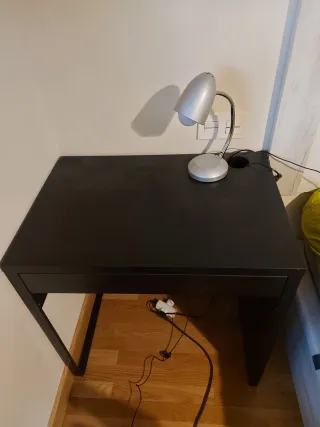 Cómoda 5 cajones negra y blanca. La Silla, La Mesa