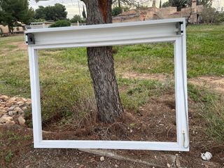 Ventana aluminio blanca con persiana