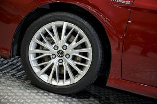 Toyota Camry   2.5 220H Advance