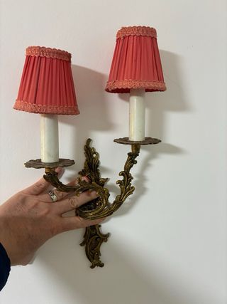 Lámpara de pared vintage dorada con pantallas rosa
