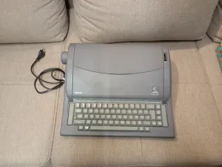 Máquina de escribir Olivetti Dora 201
