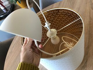 Lámpara Ikea dorada y blanca descatalogada