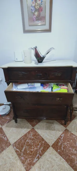 Cómoda antigua con mármol