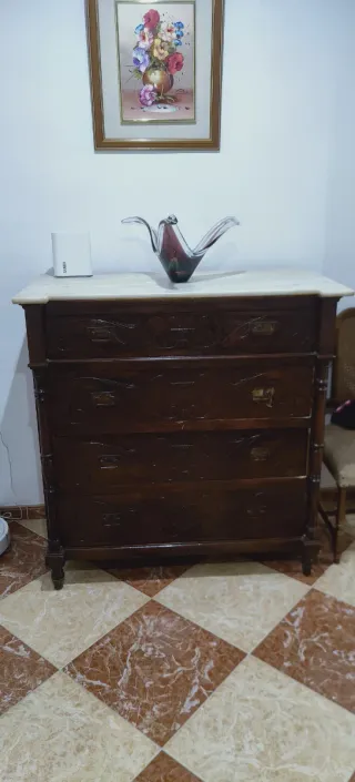 Cómoda antigua con mármol
