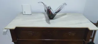 Cómoda antigua con mármol