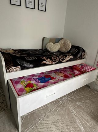 Cama blanca con cajones