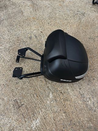 Moto Benelli 125 Negra con Chasis Rojo