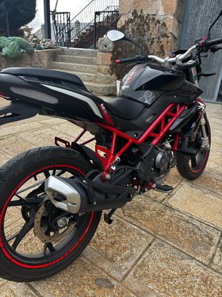 Moto Benelli 125 Negra con Chasis Rojo