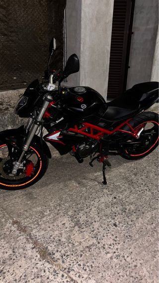 Moto Benelli 125 Negra con Chasis Rojo
