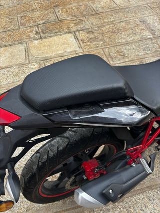 Moto Benelli 125 Negra con Chasis Rojo