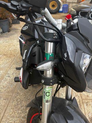 Moto Benelli 125 Negra con Chasis Rojo