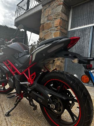 Moto Benelli 125 Negra con Chasis Rojo