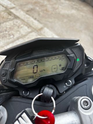 Moto Benelli 125 Negra con Chasis Rojo